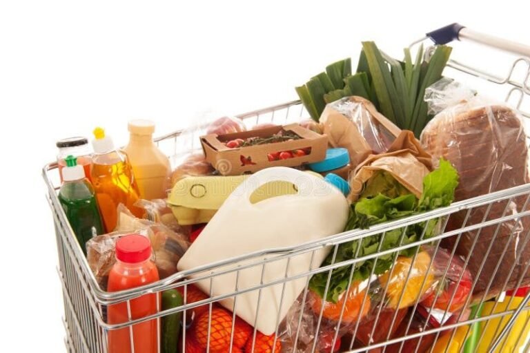 Comment Trouver Facilement Des Codes Promo Pour Vos Achats 11 un panier rempli de produits avec des etiquettes