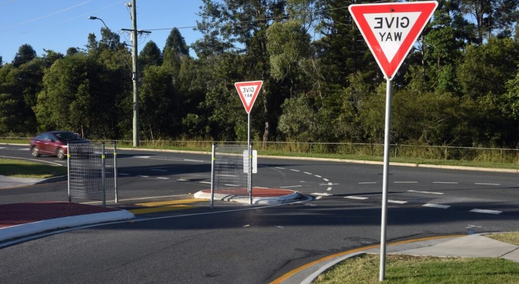Que signifie le panneau céder le passage à droite et à gauche 4 Que signifie le panneau céder le passage à droite et à gauche