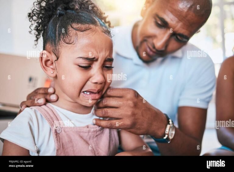 Que faire si mon fils s'est fait agresser Conseils et étapes à suivre 9 un parent soutenant son enfant en pleurs