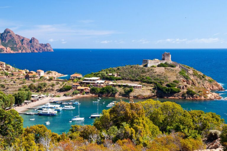 Où trouver le replay de l'émission Via Stella en Corse 2 un paysage corse avec la mer