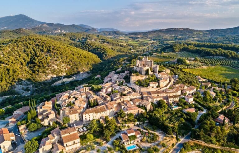 un paysage provencal avec un chateau