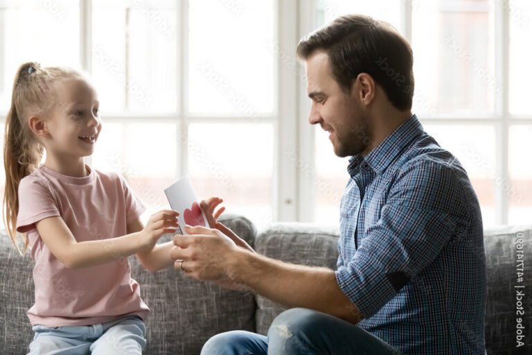 Quel cadeau d'anniversaire fait main pour mon papa choisir 27 un pere heureux avec un cadeau fait main