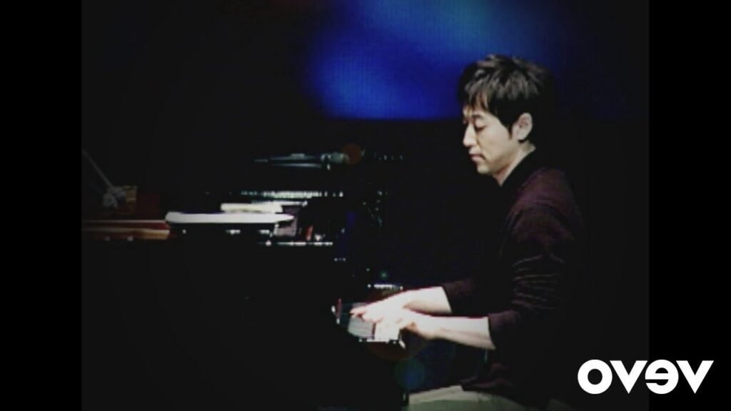 Comment jouer "River Flows in You" au piano facilement 1 un pianiste jouant river flows in you