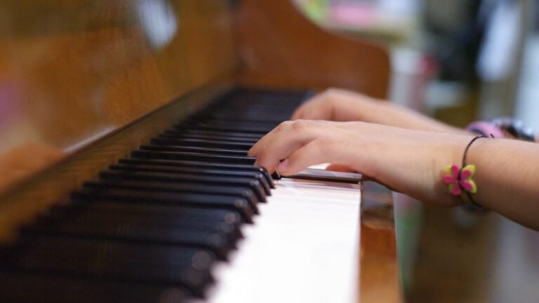 Comment jouer "Comptine d'un autre été" au piano facilement 6 un piano avec des mains en action