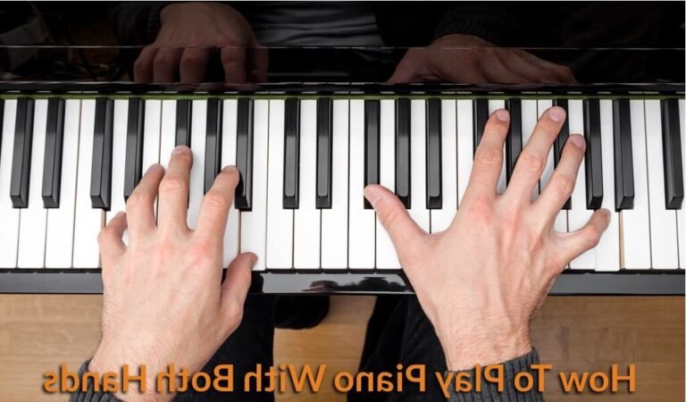 un piano avec des mains en train de jouer