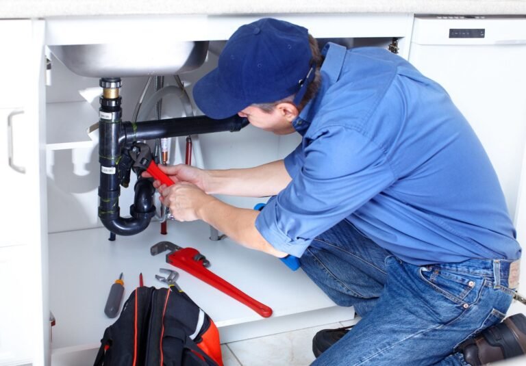 un plombier au travail a saint pair