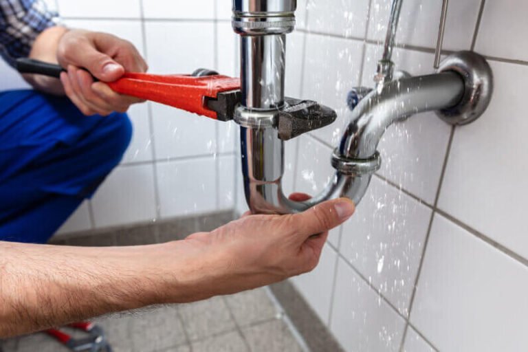 un plombier travaillant sur une canalisation