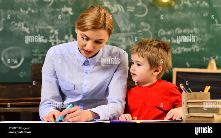 Qu'est-ce que "GTO : Great Teacher Onizuka" et pourquoi est-ce si populaire 18 un professeur charismatique devant une classe