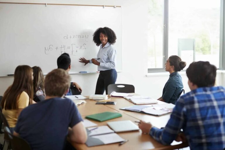un professeur de maths en pleine classe