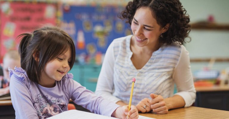 Quel est l'agenda du professeur Quo Vadis pour cette année scolaire 1 un professeur discutant avec ses eleves