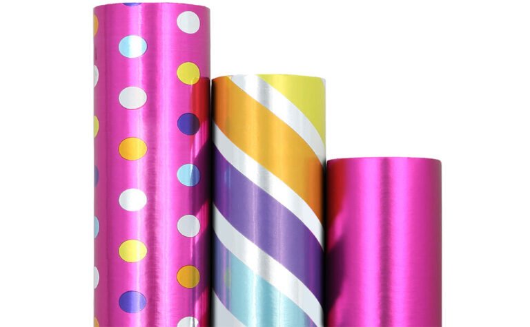un rouleau de papier cadeau colore