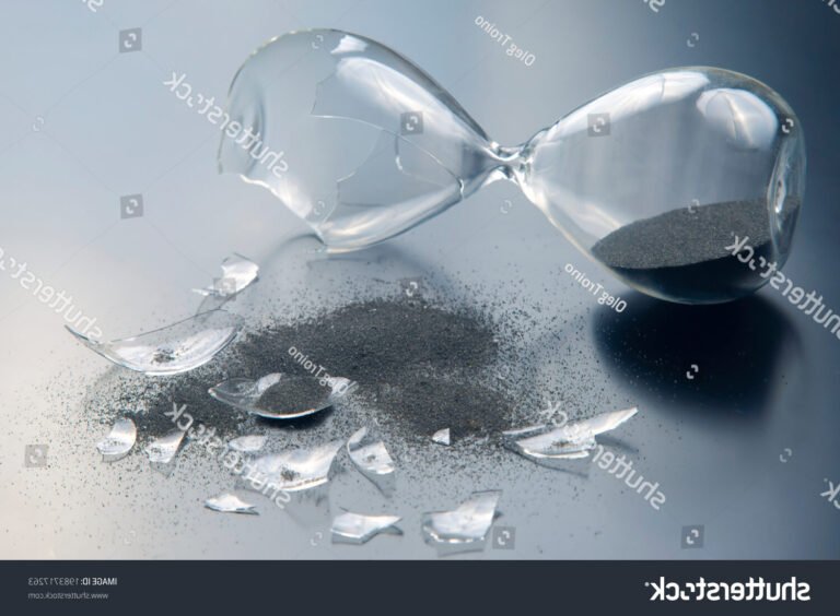 un sablier brise avec du sable tombant