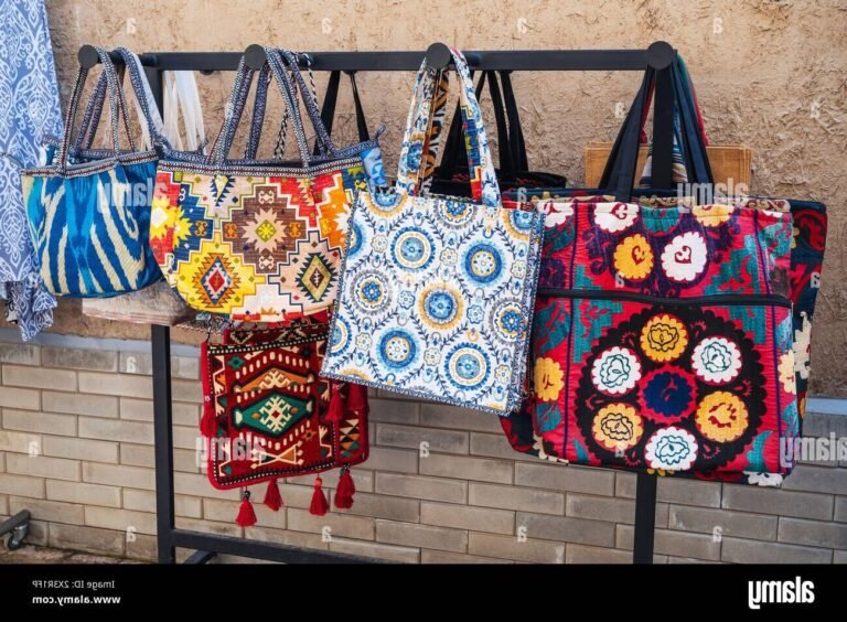 un sac a main en tissu colore