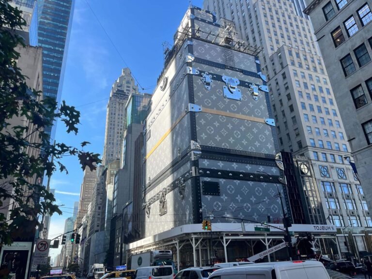 Quel est le meilleur guide Louis Vuitton pour découvrir New York 16 un sac louis vuitton devant un skyline new yorkais