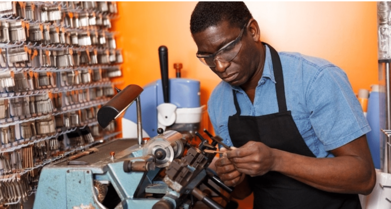 un serrurier au travail dans un atelier