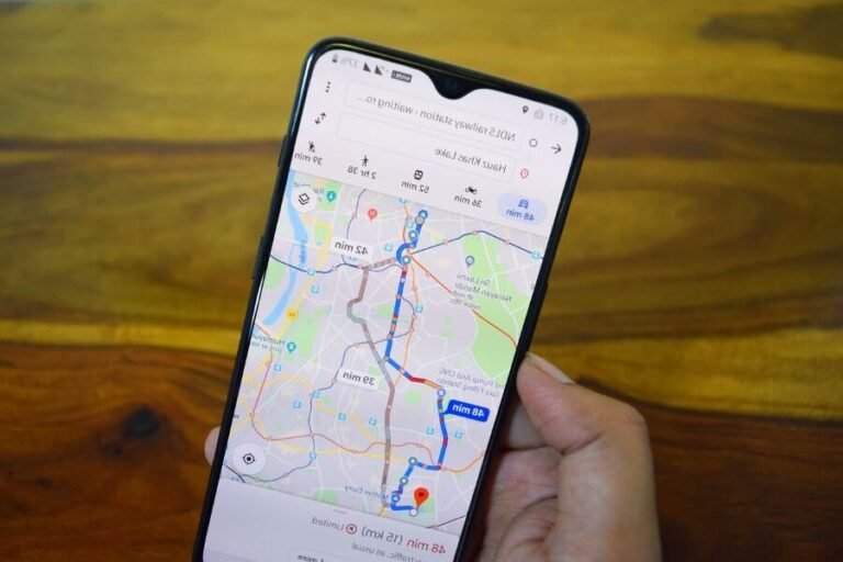 un smartphone affichant google maps