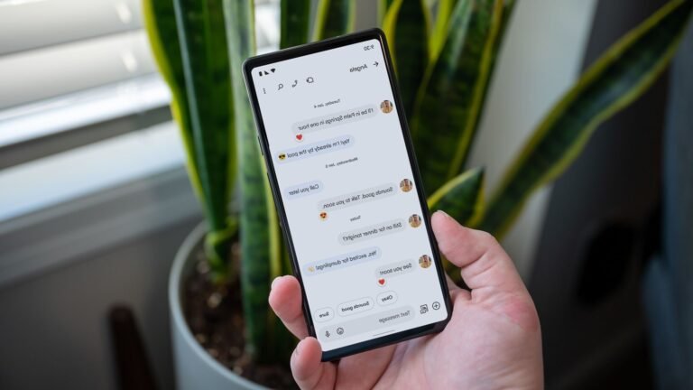 un smartphone affichant un message texte