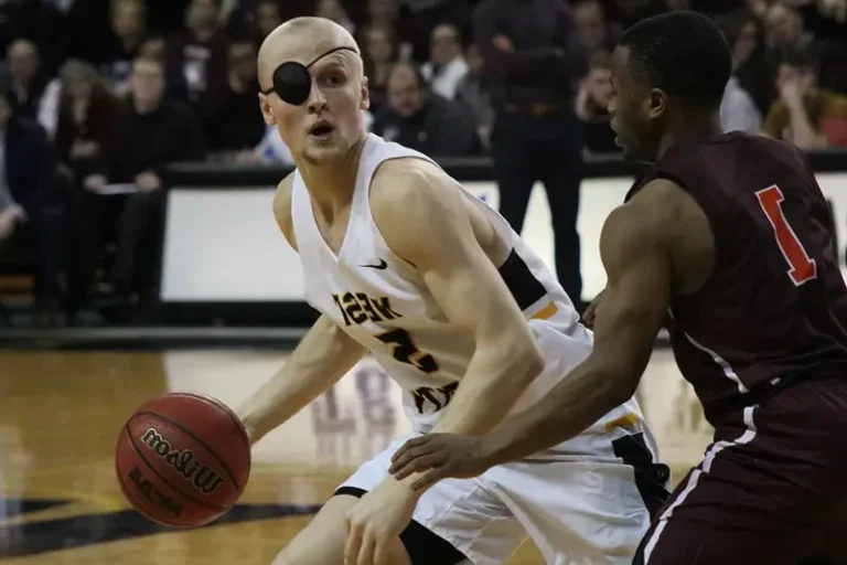 Comment choisir un cache œil adapté pour le tir sportif 38 un tireur ajustant son cache oeil