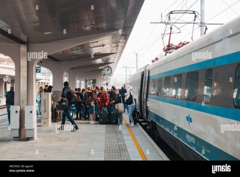 un train moderne en gare avec passagers