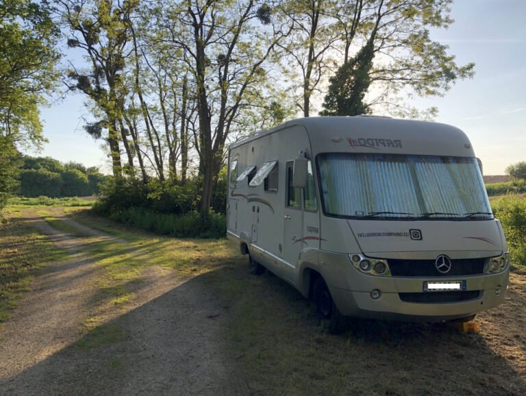 Quel est le guide Lonely Planet pour voyager en van en France 9 un van sur une route francaise pittoresque