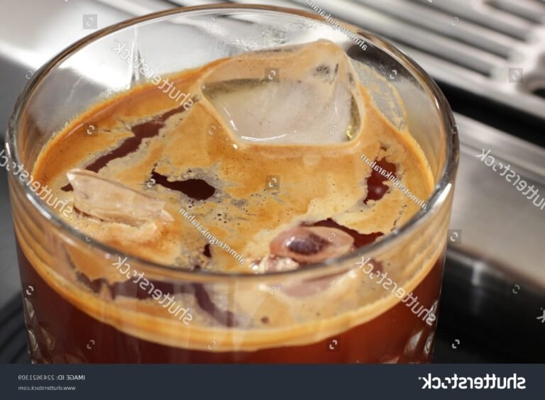 un verre damericano sur un comptoir