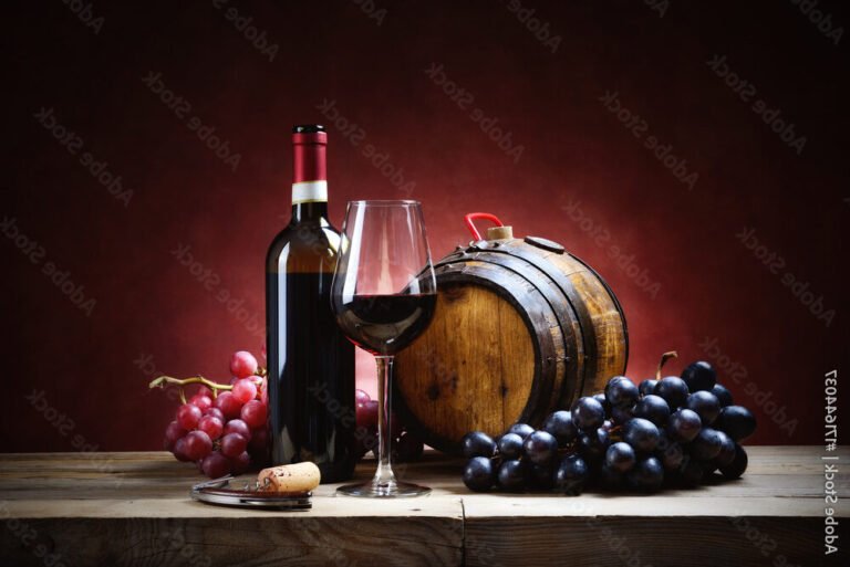 un verre de vin avec des grappes de raisin