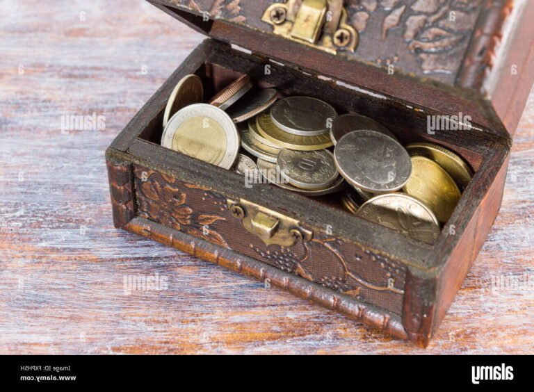 un vieux coffre en bois rempli de pieces