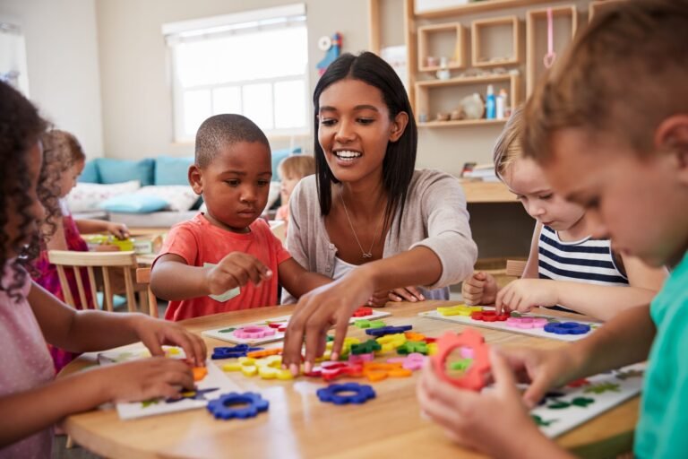 une atsem interagissant avec des enfants