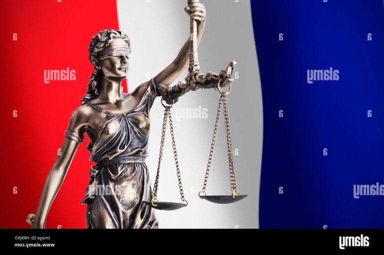 Que signifie l'expression « Au nom du peuple français » dans la loi 40 une balance de justice avec un drapeau francais
