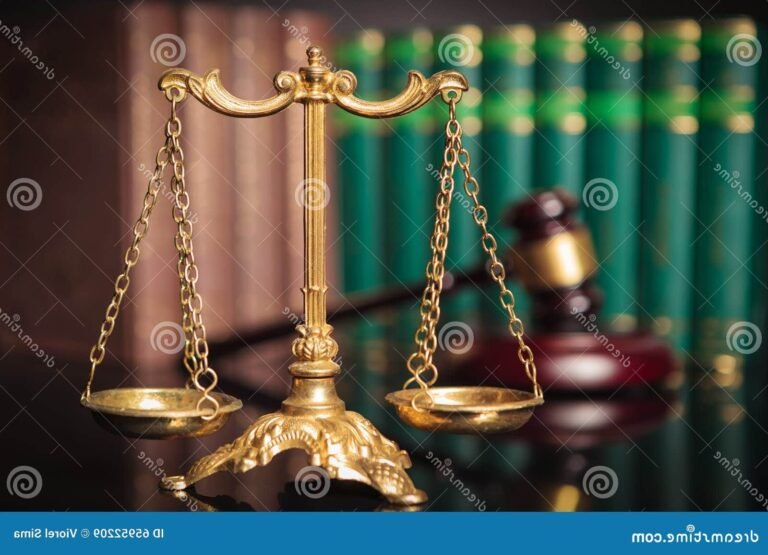 une balance de la justice devant des livres