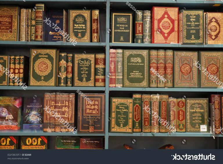 une bibliotheque avec des etageres de corans