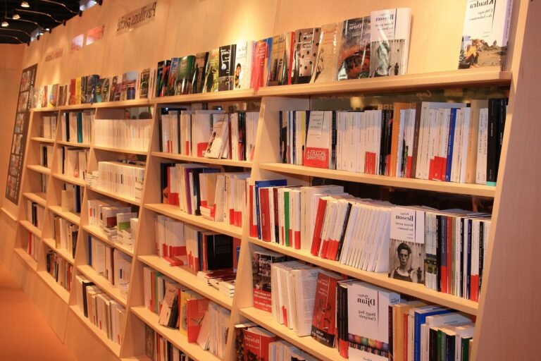 une bibliotheque avec des livres robert laffont