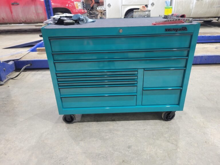 une boite a outils coloree et moderne