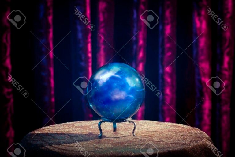 une boule de cristal sur une table