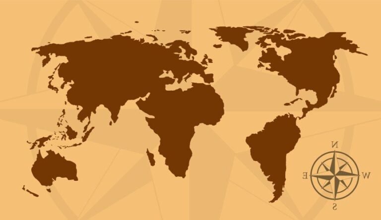 une boussole sur une carte mondiale