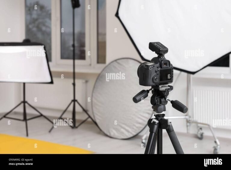 une camera avec un trepied et un eclairage