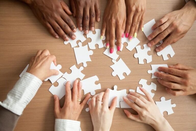 une equipe resolvant des enigmes ensemble 1