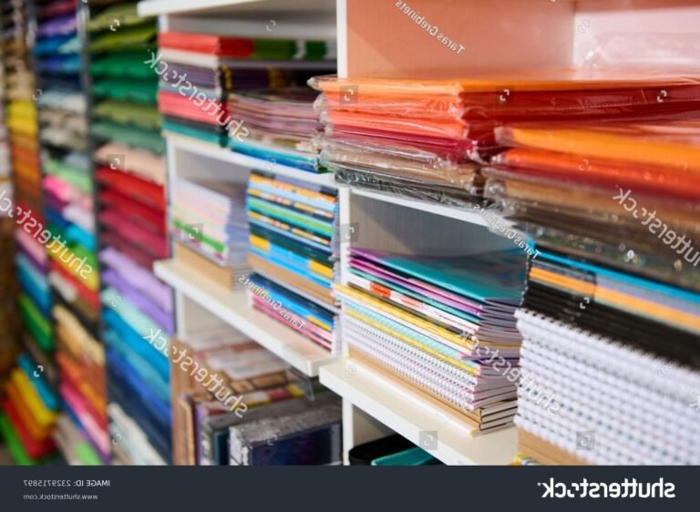 une etagere coloree de fournitures scolaires