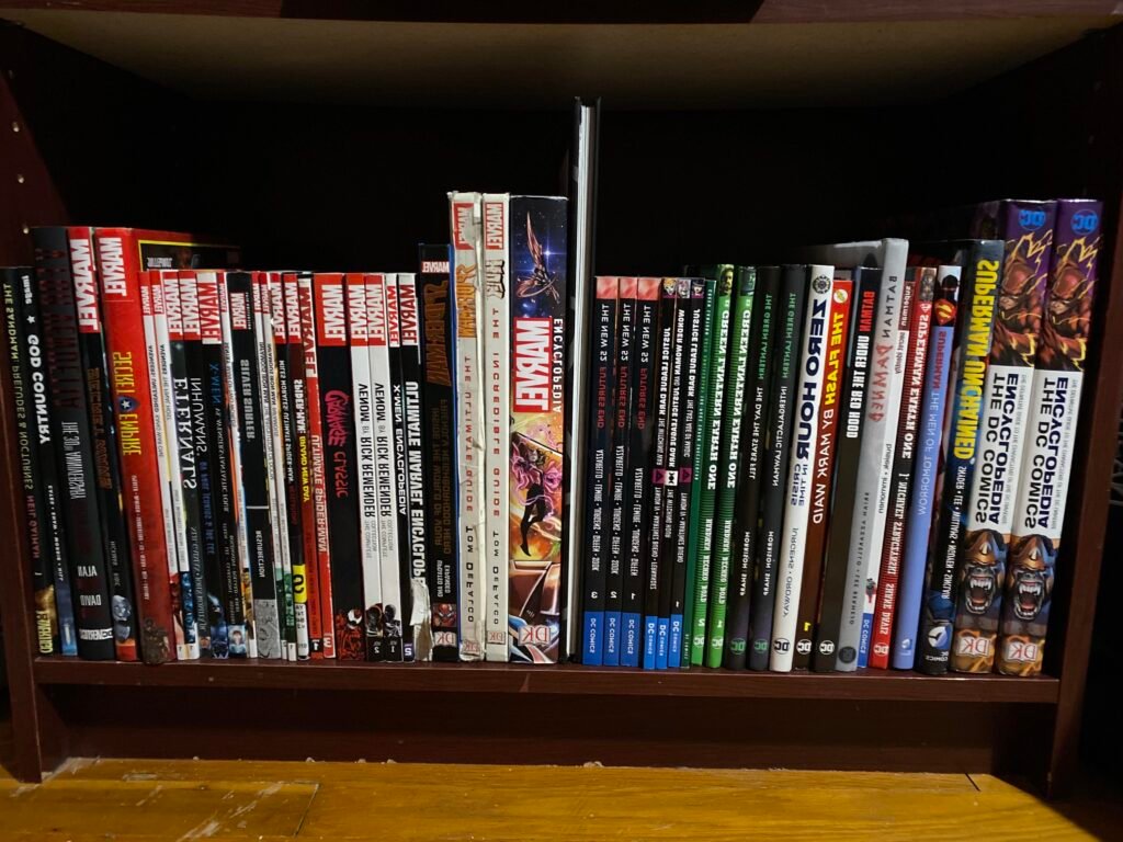 Quelle est la collection complète de Tom-Tom et Nana à découvrir 1 une etagere remplie de bandes dessinees
