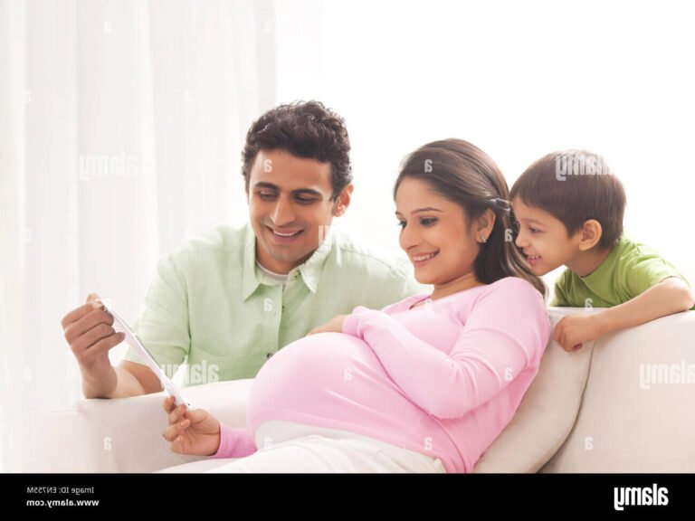 une famille heureuse entouree dultrasons