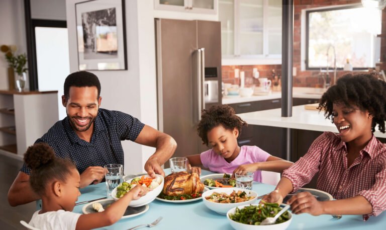 Et tes parents, que font-ils dans leur vie quotidienne 15 une famille partageant un repas ensemble