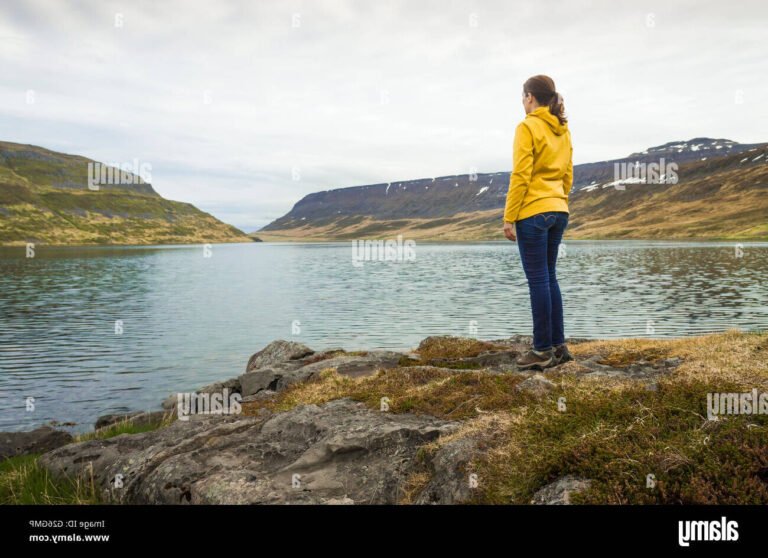 Quels sont mes droits si mon ex-mari est décédé 29 une femme contemplant un paysage paisible