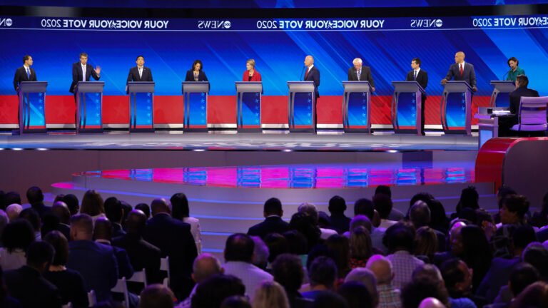 Pourquoi dit-on « et tout le monde s'en fout » dans les discussions 1 une foule indifferente aux debats animes