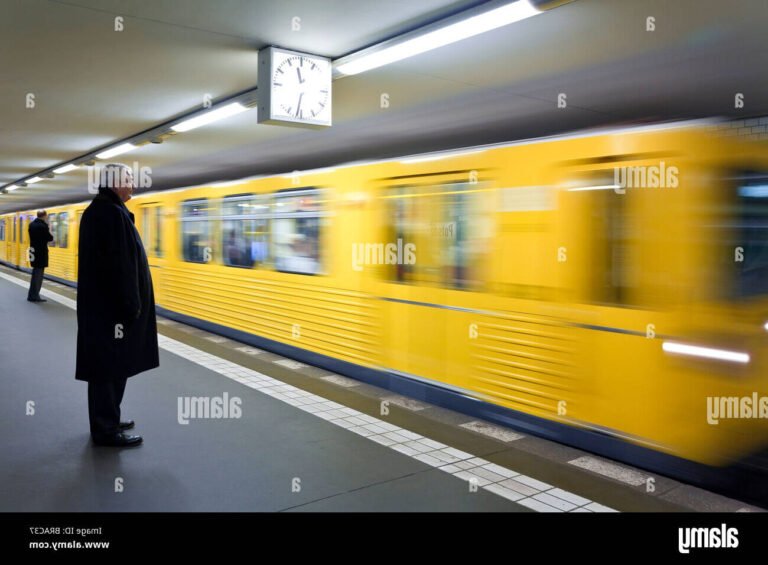 une gare avec des trains en mouvement