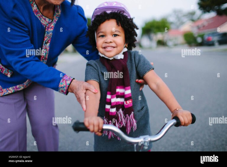 une grand mere enseignant a un enfant a velo