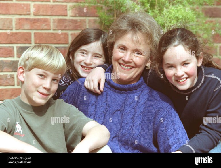 Mamie, Quels Souvenirs Précieux Peux-Tu Partager Avec Nous 26 une grand mere entouree de ses petits enfants