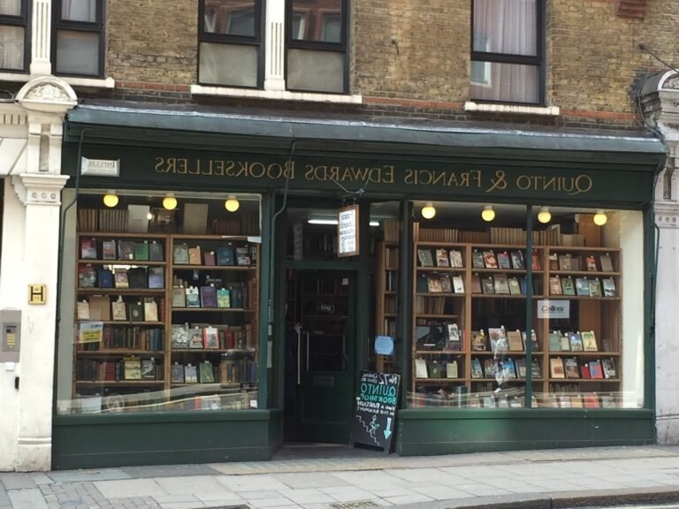 une librairie ancienne pleine de mysteres