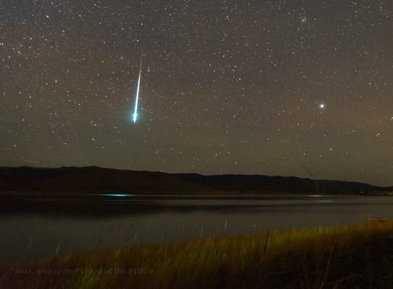une lumiere eclatante dans un ciel etoile