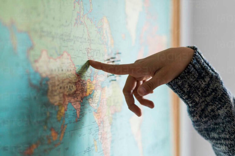 Comment localiser des endroits spécifiques sur une carte 19 une main pointant sur une carte