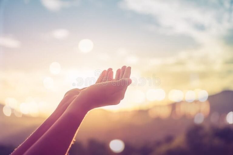 une main priant vers le ciel